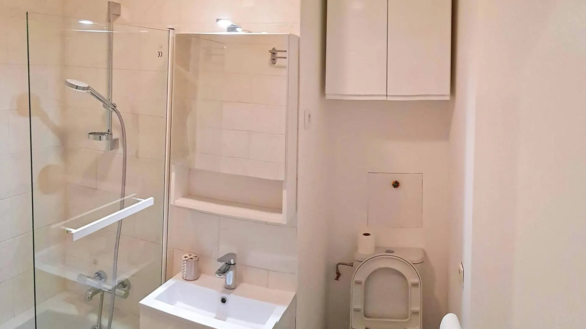Chic Parisian Studio Retreat Bright Spacious And Secure Parking 0*, Paris