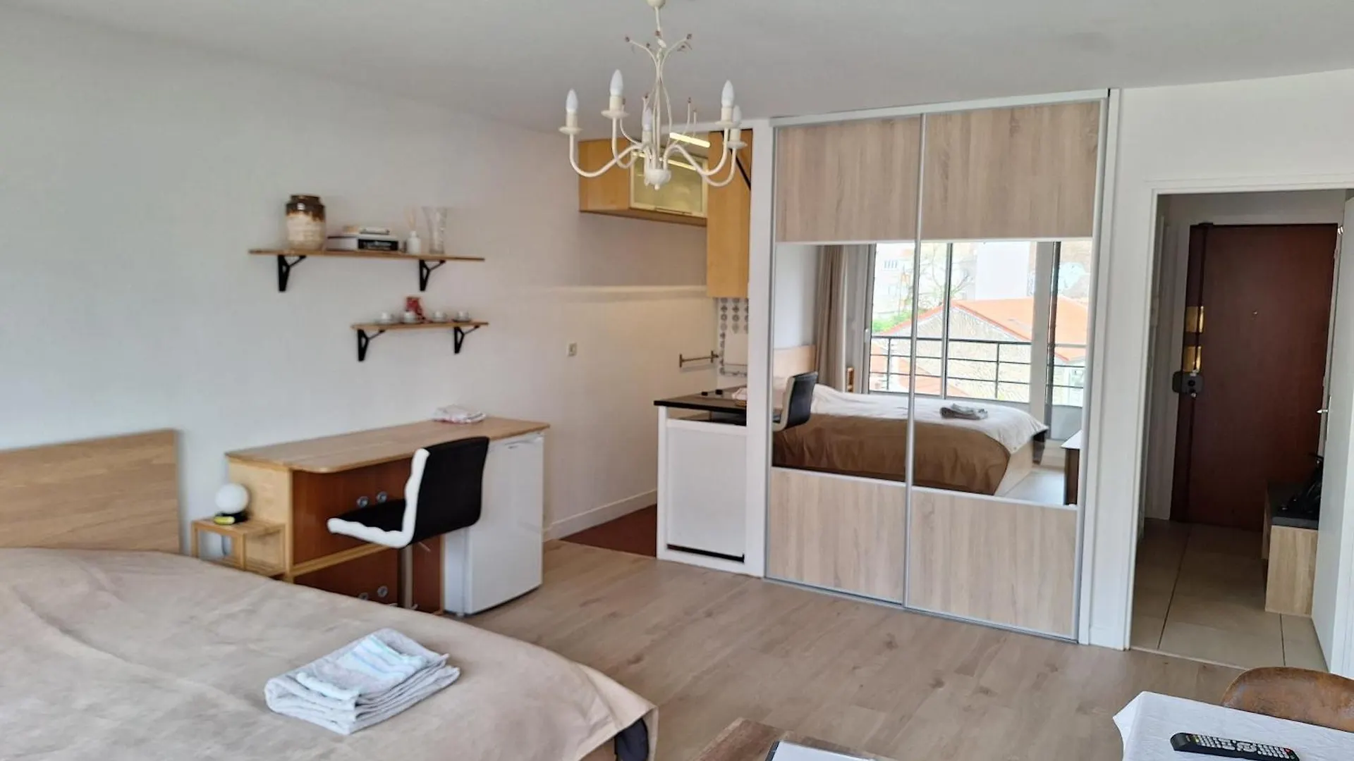 Chic Parisian Studio Retreat Bright Spacious And Secure Parking contacts